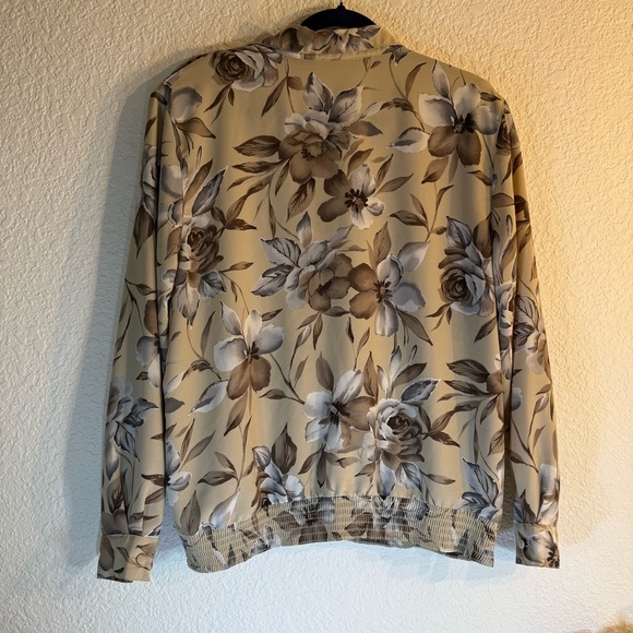Alfred Dunmer Women’s floral print blouse with a smocked elastic hem. Size 16 - Picture 2 of 7